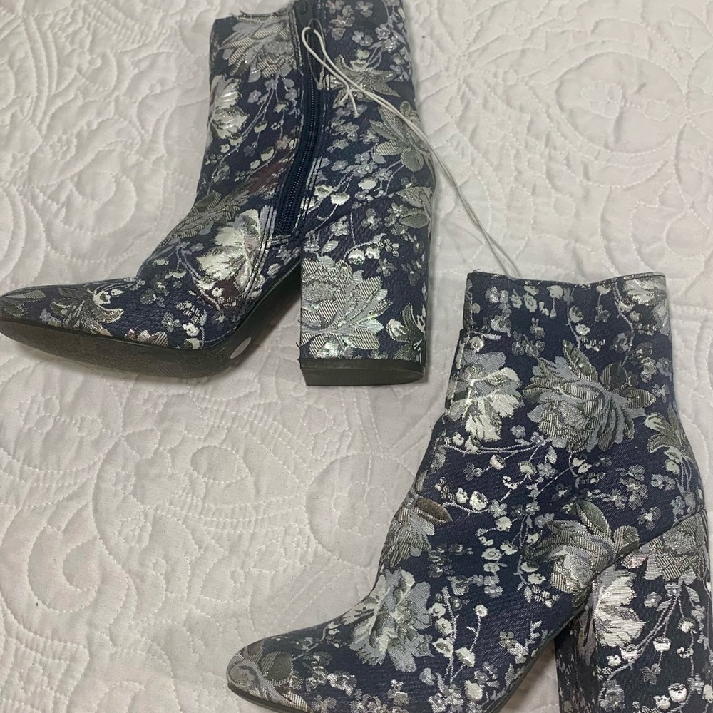 Women’s Merona Arie Blue Metallic Silver Floral Brocade Ankle Booties Size 7 EUC